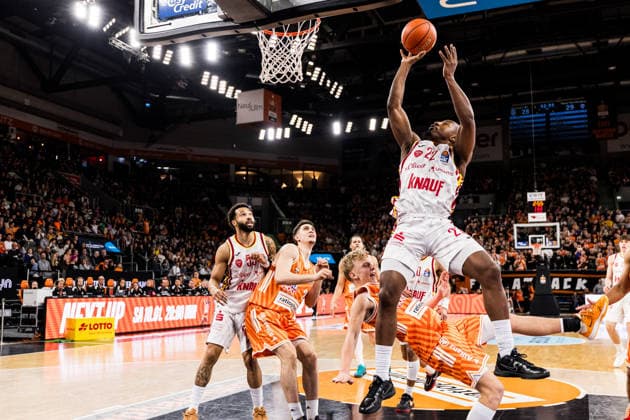 easyCredit Basketball Bundesliga: Ratopharm Ulm - Fitness First Würzburg Baskets; 29.12.2025 Teo Milicic (Ratiopharm Ulm, 44) fällt nach Kontakt durch Jonathan Stove (Fitness First Würzburg Baskets, 22) - Offensivfoul easyCredit Basketball Bundesliga: Ratopharm Ulm - Fitness First Würzburg Baskets, Ulm, ratiopharm arena am 29.12.2025 Copyright: xBEAUTIFULxSPORTS Wunderlx