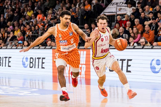 easyCredit Basketball Bundesliga: Ratopharm Ulm - Fitness First Würzburg Baskets; 29.12.2025 Mark Smith (Ratiopharm Ulm, 13), Brae Ivey (Fitness First Würzburg Baskets, 11) am Ball easyCredit Basketball Bundesliga: Ratopharm Ulm - Fitness First Würzburg Baskets, Ulm, ratiopharm arena am 29.12.2025 Copyright: xBEAUTIFULxSPORTS Wunderlx