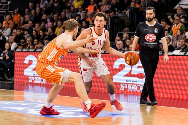 easyCredit Basketball Bundesliga: Ratopharm Ulm - Fitness First Würzburg Baskets; 29.12.2025 Christian Sengfelder (Ratiopharm Ulm, 43), Brae Ivey (Fitness First Würzburg Baskets, 11) am Ball easyCredit Basketball Bundesliga: Ratopharm Ulm - Fitness First Würzburg Baskets, Ulm, ratiopharm arena am 29.12.2025 Copyright: xBEAUTIFULxSPORTS Wunderlx