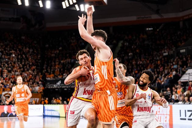 easyCredit Basketball Bundesliga: Ratopharm Ulm - Fitness First Würzburg Baskets; 29.12.2025 Meissa Faye (Ratiopharm Ulm, 11) am Ball, Diego Garavaglia (Ratiopharm Ulm, 23) easyCredit Basketball Bundesliga: Ratopharm Ulm - Fitness First Würzburg Baskets, Ulm, ratiopharm arena am 29.12.2025 Copyright: xBEAUTIFULxSPORTS Wunderlx