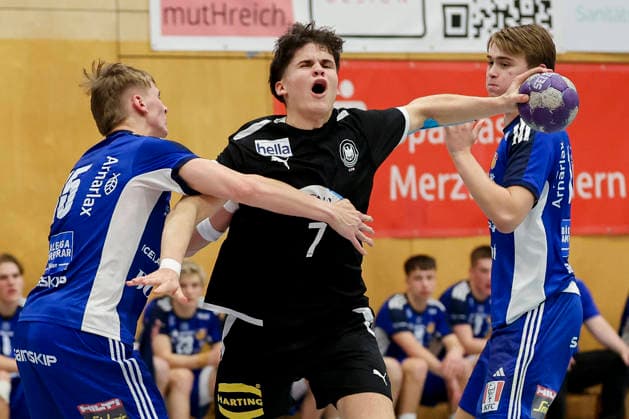Brynjar Narfi Arndal (Iceland) und Julius Poethke (Germany) kaempfen um den Ball, Merzig Cup Finale, Germany vs Iceland, Thiels Park Sporthalle am 29. December 2025 in Merzig, Deutschland. (Foto von Marco Steinbrenner DeFodi Images) Brynjar Narfi Arndal (Iceland) und Julius Poethke (Germany) battle for the ball, Merzig Cup Finale, Germany vs Iceland, Thiels Park Sporthalle, December 29, 2025 in Merzig, Germany. (Photo by Marco Steinbrenner DeFodi Images) -