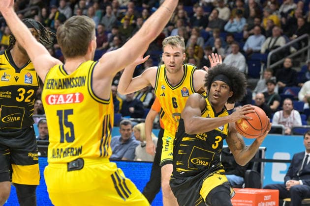 29.12.2025, xlakx, Basketball easyCredit BBL Bundesliga, Alba Berlin - MHP RIESEN Ludwigsburg v.l. Martin Hermannsson (Alba Berlin), Stef Smith (MHP Riesen Ludwigsburg) Zweikampf, Duell, Kampf, tackle Berlin