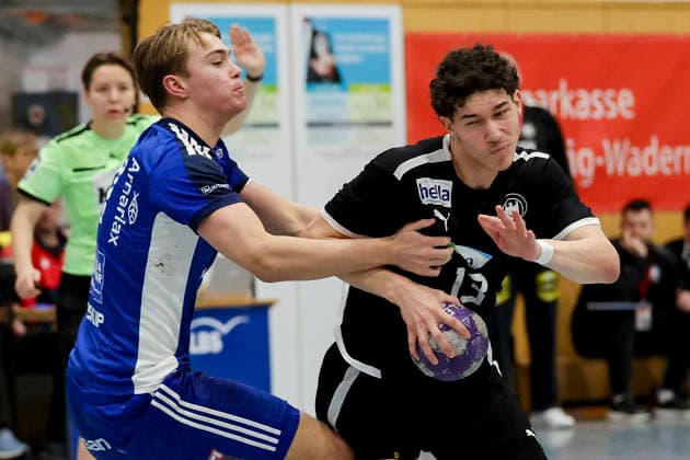 Brynjar Narfi Arndal (Iceland) und Elvis Ernesto Kretzschmar (Germany) kaempfen um den Ball, Merzig Cup Finale, Germany vs Iceland, Thiels Park Sporthalle am 29. December 2025 in Merzig, Deutschland. (Foto von Marco Steinbrenner DeFodi Images) Brynjar Narfi Arndal (Iceland) und Elvis Ernesto Kretzschmar (Germany) battle for the ball, Merzig Cup Finale, Germany vs Iceland, Thiels Park Sporthalle, December 29, 2025 in Merzig, Germany. (Photo by Marco Steinbrenner DeFodi Images) -