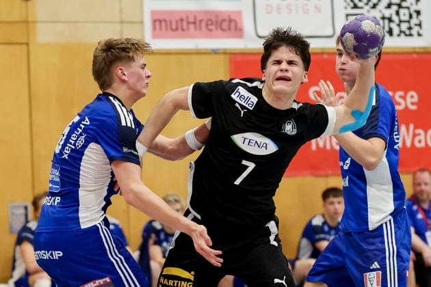 Brynjar Narfi Arndal (Iceland) und Julius Poethke (Germany) kaempfen um den Ball, Merzig Cup Finale, Germany vs Iceland, Thiels Park Sporthalle am 29. December 2025 in Merzig, Deutschland. (Foto von Marco Steinbrenner DeFodi Images) Brynjar Narfi Arndal (Iceland) und Julius Poethke (Germany) battle for the ball, Merzig Cup Finale, Germany vs Iceland, Thiels Park Sporthalle, December 29, 2025 in Merzig, Germany. (Photo by Marco Steinbrenner DeFodi Images) -