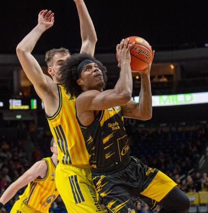 Basketball, Herren, Saison 2025 2026, easyCredit BBL (1. Spieltag, Nachholspiel), Alba Berlin - MHP Riesen Ludwigsburg, v.l. Malte Delow (Alba), Stefan Smith (Ludwigsburg), 29.12.2025, Copyright: xSebastianxRäppold MatthiasxKochx
