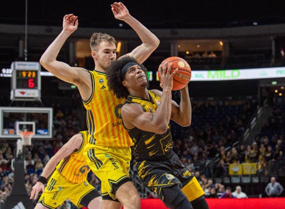 Basketball, Herren, Saison 2025 2026, easyCredit BBL (1. Spieltag, Nachholspiel), Alba Berlin - MHP Riesen Ludwigsburg, v.l. Malte Delow (Alba), Stefan Smith (Ludwigsburg), 29.12.2025, Copyright: xSebastianxRäppold MatthiasxKochx