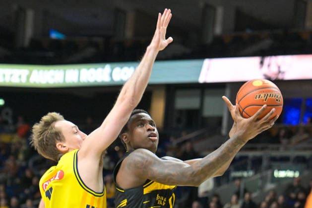 29.12.2025, xlakx, Basketball easyCredit BBL Bundesliga, Alba Berlin - MHP RIESEN Ludwigsburg v.l. Moses Wood (Alba Berlin), Babacar Sane (MHP Riesen Ludwigsburg) Zweikampf, Duell, Kampf, tackle Berlin