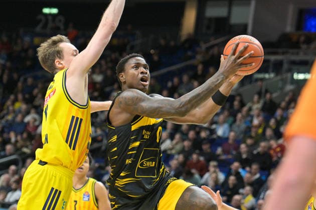 29.12.2025, xlakx, Basketball easyCredit BBL Bundesliga, Alba Berlin - MHP RIESEN Ludwigsburg v.l. Moses Wood (Alba Berlin), Babacar Sane (MHP Riesen Ludwigsburg) setzt zum Korbwurf an Berlin