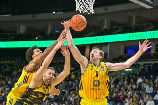 29.12.2025, xlakx, Basketball easyCredit BBL Bundesliga, Alba Berlin - MHP RIESEN Ludwigsburg v.l. Norris Agbakoko (Alba Berlin), Jonas Wohlfarth-Bottermann (MHP Riesen Ludwigsburg), Moses Wood (Alba Berlin) Zweikampf, Duell, Kampf, tackle Berlin