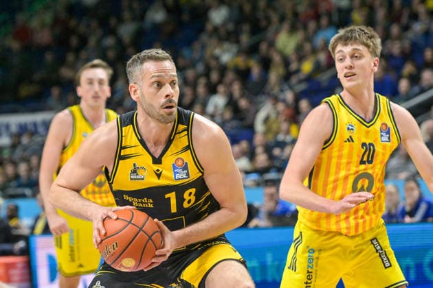 29.12.2025, xlakx, Basketball easyCredit BBL Bundesliga, Alba Berlin - MHP RIESEN Ludwigsburg v.l. Jonas Wohlfarth-Bottermann (MHP Riesen Ludwigsburg) am Ball, Anton Nufer (Alba Berlin) Berlin