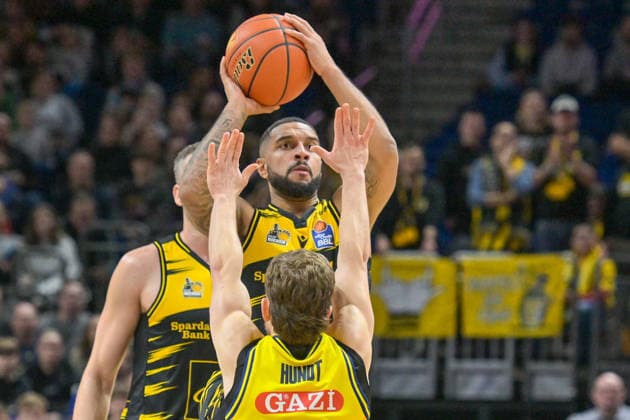 29.12.2025, xlakx, Basketball easyCredit BBL Bundesliga, Alba Berlin - MHP RIESEN Ludwigsburg v.l. Darnell Edge (MHP Riesen Ludwigsburg), Bennet Hundt (Alba Berlin) setzt zum Korbwurf an Berlin