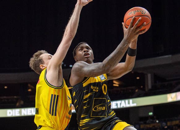 Basketball, Herren, Saison 2025 2026, easyCredit BBL (1. Spieltag, Nachholspiel), Alba Berlin - MHP Riesen Ludwigsburg, v.l. Moses Wood (Alba), Babacar Sane (Ludwigsburg), 29.12.2025, Copyright: xSebastianxRäppold MatthiasxKochx