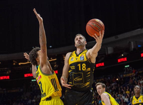 Basketball, Herren, Saison 2025 2026, easyCredit BBL (1. Spieltag, Nachholspiel), Alba Berlin - MHP Riesen Ludwigsburg, v.l. Norris Agbakoko (Alba), Jonas Wohlfarth-Bottermann (Ludwigsburg), 29.12.2025, Copyright: xSebastianxRäppold MatthiasxKochx