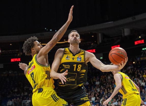 Basketball, Herren, Saison 2025 2026, easyCredit BBL (1. Spieltag, Nachholspiel), Alba Berlin - MHP Riesen Ludwigsburg, v.l. Norris Agbakoko (Alba), Jonas Wohlfarth-Bottermann (Ludwigsburg), 29.12.2025, Copyright: xSebastianxRäppold MatthiasxKochx
