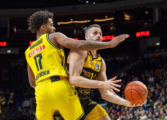 Basketball, Herren, Saison 2025 2026, easyCredit BBL (1. Spieltag, Nachholspiel), Alba Berlin - MHP Riesen Ludwigsburg, v.l. Norris Agbakoko (Alba), Jonas Wohlfarth-Bottermann (Ludwigsburg), 29.12.2025, Copyright: xSebastianxRäppold MatthiasxKochx