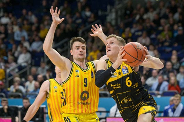 29.12.2025, xlakx, Basketball easyCredit BBL Bundesliga, Alba Berlin - MHP RIESEN Ludwigsburg v.l. Jonas Mattisseck (Alba Berlin), Johannes Patrick (MHP Riesen Ludwigsburg) setzt zum Korbwurf an Berlin