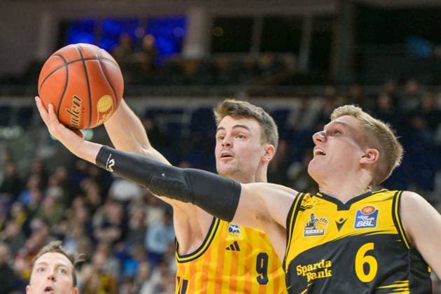 29.12.2025, xlakx, Basketball easyCredit BBL Bundesliga, Alba Berlin - MHP RIESEN Ludwigsburg v.l. Jonas Mattisseck (Alba Berlin), Johannes Patrick (MHP Riesen Ludwigsburg) Zweikampf, Duell, Kampf, tackle Berlin