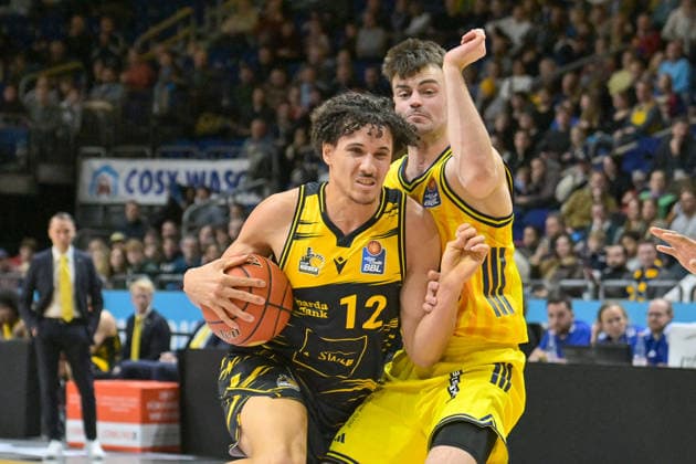 29.12.2025, xlakx, Basketball easyCredit BBL Bundesliga, Alba Berlin - MHP RIESEN Ludwigsburg v.l. Lenny Anigbata (MHP Riesen Ludwigsburg), Jonas Mattisseck (Alba Berlin) Zweikampf, Duell, Kampf, tackle Berlin