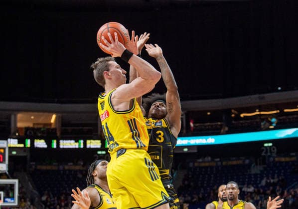 Basketball, Herren, Saison 2025 2026, easyCredit BBL (1. Spieltag, Nachholspiel), Alba Berlin - MHP Riesen Ludwigsburg, v.l. Justin Bean (Alba), Stefan Smith (Ludwigsburg), 29.12.2025, Copyright: xSebastianxRäppold MatthiasxKochx