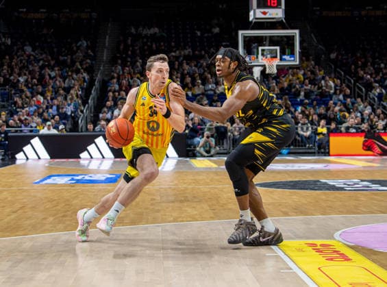 Basketball, Herren, Saison 2025 2026, easyCredit BBL (1. Spieltag, Nachholspiel), Alba Berlin - MHP Riesen Ludwigsburg, v.l. Justin Bean (Alba), Keeshawn Kellman (Ludwigsburg), 29.12.2025, Copyright: xSebastianxRäppold MatthiasxKochx