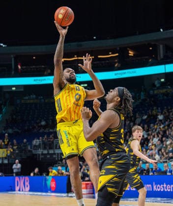 Basketball, Herren, Saison 2025 2026, easyCredit BBL (1. Spieltag, Nachholspiel), Alba Berlin - MHP Riesen Ludwigsburg, v.l. J wan Roberts (Alba), Keeshawn Kellman (Ludwigsburg), 29.12.2025, Copyright: xSebastianxRäppold MatthiasxKochx