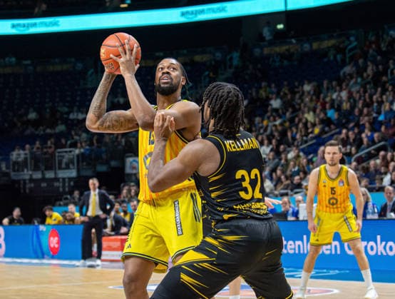 Basketball, Herren, Saison 2025 2026, easyCredit BBL (1. Spieltag, Nachholspiel), Alba Berlin - MHP Riesen Ludwigsburg, v.l. J wan Roberts (Alba), Keeshawn Kellman (Ludwigsburg), 29.12.2025, Copyright: xSebastianxRäppold MatthiasxKochx