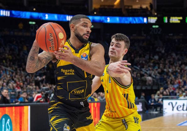 Basketball, Herren, Saison 2025 2026, easyCredit BBL (1. Spieltag, Nachholspiel), Alba Berlin - MHP Riesen Ludwigsburg, v.l. Darnell Edge (Ludwigsburg), Jonas Mattiseck (Alba), 29.12.2025, Copyright: xSebastianxRäppold MatthiasxKochx