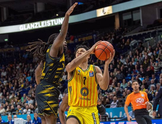 Basketball, Herren, Saison 2025 2026, easyCredit BBL (1. Spieltag, Nachholspiel), Alba Berlin - MHP Riesen Ludwigsburg, v.l. Traveon Buchanan (Ludwigsburg), Jack Kayil (Alba), 29.12.2025, Copyright: xSebastianxRäppold MatthiasxKochx