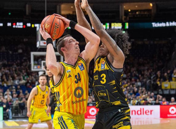 Basketball, Herren, Saison 2025 2026, easyCredit BBL (1. Spieltag, Nachholspiel), Alba Berlin - MHP Riesen Ludwigsburg, v.l. Justin Bean (Alba), Stefan Smith (Ludwigsburg), 29.12.2025, Copyright: xSebastianxRäppold MatthiasxKochx