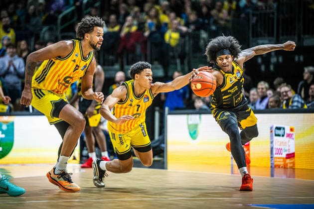 Basketball Berlin 29.12.2025 Saison 2025 2026 EasyCredit BBL 1. Bundesliga Männer, Herren Alba Berlin - MHP RIESEN Ludwigsburg Jack Kayil (Alba Berlin, No.07) Stef Smith (Ludwigsburg, No.03)