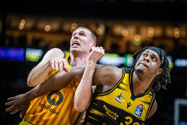 Basketball Berlin 29.12.2025 Saison 2025 2026 EasyCredit BBL 1. Bundesliga Männer, Herren Alba Berlin - MHP RIESEN Ludwigsburg Martynas Echodas (Alba Berlin, No.14) Keeshawn Kellman (Ludwigsburg, No.32)