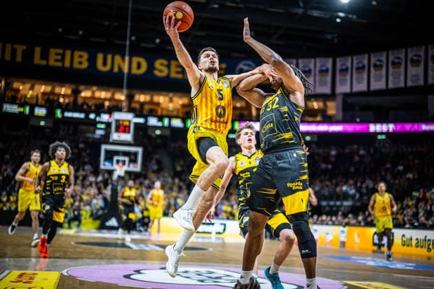 Basketball Berlin 29.12.2025 Saison 2025 2026 EasyCredit BBL 1. Bundesliga Männer, Herren Alba Berlin - MHP RIESEN Ludwigsburg Martin Hermannsson (Alba Berlin, No.15) Keeshawn Kellman (Ludwigsburg, No.32)