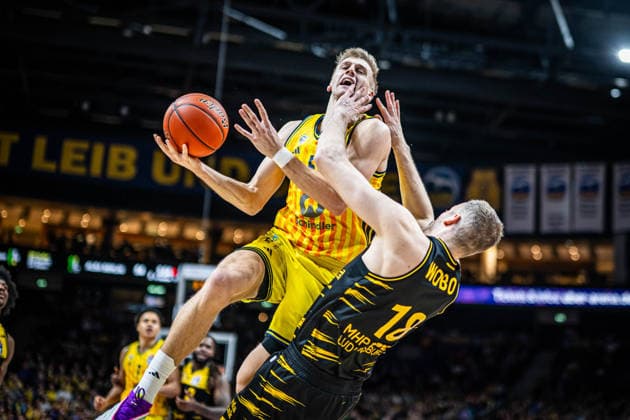 Basketball Berlin 29.12.2025 Saison 2025 2026 EasyCredit BBL 1. Bundesliga Männer, Herren Alba Berlin - MHP RIESEN Ludwigsburg Sam Griesel (Alba Berlin, No.05) Jonas Wohlfarth-Bottermann (Ludwigsburg, No.18)