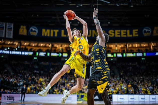Basketball Berlin 29.12.2025 Saison 2025 2026 EasyCredit BBL 1. Bundesliga Männer, Herren Alba Berlin - MHP RIESEN Ludwigsburg Moses Wood (Alba Berlin, No.11) Babacar Sane (Ludwigsburg, No.00)