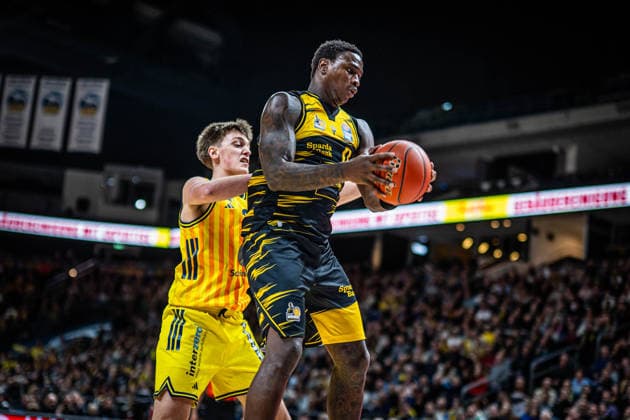 Basketball Berlin 29.12.2025 Saison 2025 2026 EasyCredit BBL 1. Bundesliga Männer, Herren Alba Berlin - MHP RIESEN Ludwigsburg Babacar Sane (Ludwigsburg, No.00) Nevio Bennefeld (Alba Berlin, No.22)
