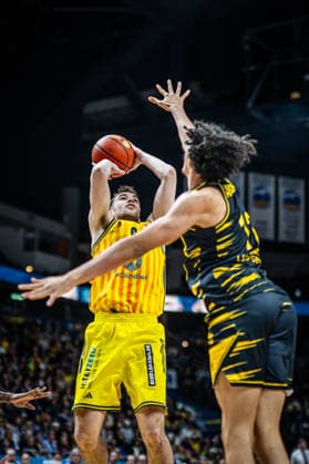 Basketball Berlin 29.12.2025 Saison 2025 2026 EasyCredit BBL 1. Bundesliga Männer, Herren Alba Berlin - MHP RIESEN Ludwigsburg Malte Delow (Alba Berlin, No.06) Lenny Anigbata (Ludwigsburg, No.12)
