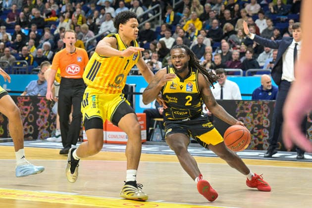 29.12.2025, xlakx, Basketball easyCredit BBL Bundesliga, Alba Berlin - MHP RIESEN Ludwigsburg v.l. Jack Kayil (Alba Berlin), Tray Buchanan (MHP Riesen Ludwigsburg) Zweikampf, Duell, Kampf, tackle Berlin