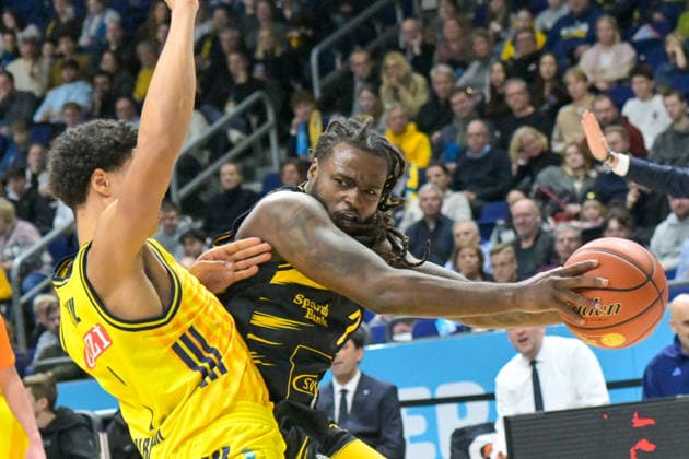 29.12.2025, xlakx, Basketball easyCredit BBL Bundesliga, Alba Berlin - MHP RIESEN Ludwigsburg v.l. Jack Kayil (Alba Berlin), Tray Buchanan (MHP Riesen Ludwigsburg) Zweikampf, Duell, Kampf, tackle Berlin