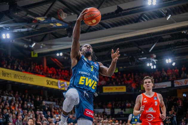 1. Basketball Bundesliga, easyCredit BBL, Saison 2025 2026, Herren, Hauptrunde, 13. Spieltag, 29.12.2025, RASTA Vechta - EWE Baskets Oldenburg Christopher Clemons ( 3 - EWE Baskets Oldenburg) beim Korbleger Vechta RASTA Dome Niedersachsen Deutschland