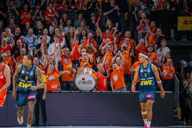 1. Basketball Bundesliga, easyCredit BBL, Saison 2025 2026, Herren, Hauptrunde, 13. Spieltag, 29.12.2025, RASTA Vechta - EWE Baskets Oldenburg Klettverschluss (Fanclub - RASTA Vechta) während der Partie Vechta RASTA Dome Niedersachsen Deutschland