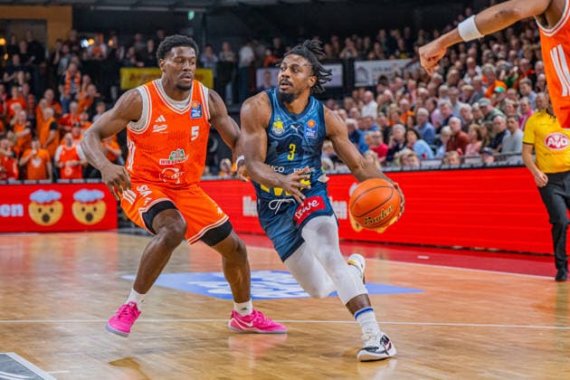 1. Basketball Bundesliga, easyCredit BBL, Saison 2025 2026, Herren, Hauptrunde, 13. Spieltag, 29.12.2025, RASTA Vechta - EWE Baskets Oldenburg Christopher Clemons ( 3 - EWE Baskets Oldenburg) in Aktion Vechta RASTA Dome Niedersachsen Deutschland