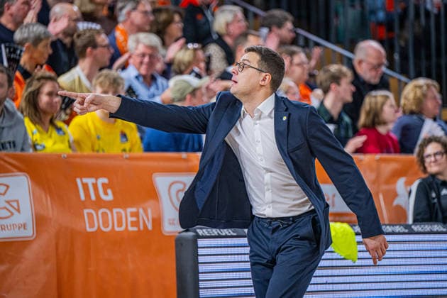 1. Basketball Bundesliga, easyCredit BBL, Saison 2025 2026, Herren, Hauptrunde, 13. Spieltag, 29.12.2025, RASTA Vechta - EWE Baskets Oldenburg Lazar Spasic (Head-Coach - EWE Baskets Oldenburg) während der Partie Vechta RASTA Dome Niedersachsen Deutschland