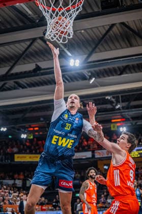 1. Basketball Bundesliga, easyCredit BBL, Saison 2025 2026, Herren, Hauptrunde, 13. Spieltag, 29.12.2025, RASTA Vechta - EWE Baskets Oldenburg Tomislav Zubcic ( 33 - EWE Baskets Oldenburg) beim Korbleger Vechta RASTA Dome Niedersachsen Deutschland
