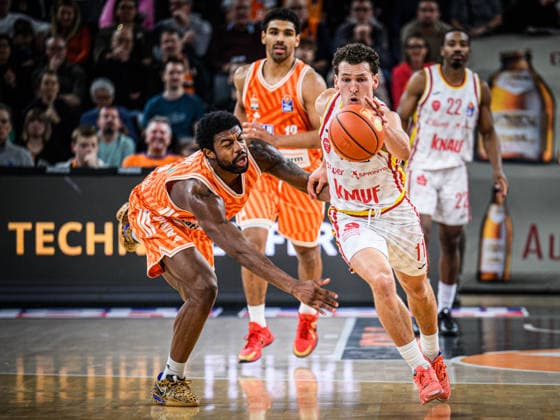 Neu Ulm, Deutschland, 29.12.25: Malik Osborne (ratiopharm ulm) und Brae Ivey (Fitness first Wuerzburg Baskets) im Zweikampf waehrend des Basketball Bundesliga Spiels zwischen ratiopharm ulm vs Fitness first Wuerzburg Baskets in der ratiopharm Arena am 29. Dezember 2025 in Neu Ulm, Deutschland. (Foto von Harry Langer DeFodi Images) ratiopharm Arena, Germany, 29.12.25: Malik Osborne (ratiopharm ulm) und Brae Ivey (Fitness first Wuerzburg Baskets) battle for the ball during the Basketball Bundesliga match between ratiopharm ulm vs Fitness first Wuerzburg Baskets at Neu Ulm on December 29, 2025 in ratiopharm Arena, Germany. (Photo by Harry Langer DeFodi Images) (Photo by Harry Langer DeFodi Images) -