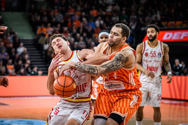 Neu Ulm, Deutschland, 29.12.25: Brae Ivey (Fitness first Wuerzburg Baskets) und Christopher Ledlum (ratiopharm ulm) im Zweikampf waehrend des Basketball Bundesliga Spiels zwischen ratiopharm ulm vs Fitness first Wuerzburg Baskets in der ratiopharm Arena am 29. Dezember 2025 in Neu Ulm, Deutschland. (Foto von Harry Langer DeFodi Images) ratiopharm Arena, Germany, 29.12.25: Brae Ivey (Fitness first Wuerzburg Baskets) und Christopher Ledlum (ratiopharm ulm) battle for the ball during the Basketball Bundesliga match between ratiopharm ulm vs Fitness first Wuerzburg Baskets at Neu Ulm on December 29, 2025 in ratiopharm Arena, Germany. (Photo by Harry Langer DeFodi Images) (Photo by Harry Langer DeFodi Images) -