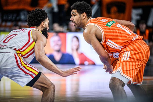 Neu Ulm, Deutschland, 29.12.25: Davion Mintz (Fitness first Wuerzburg Baskets) und Mark Smith (ratiopharm ulm) im Zweikampf waehrend des Basketball Bundesliga Spiels zwischen ratiopharm ulm vs Fitness first Wuerzburg Baskets in der ratiopharm Arena am 29. Dezember 2025 in Neu Ulm, Deutschland. (Foto von Harry Langer DeFodi Images) ratiopharm Arena, Germany, 29.12.25: Davion Mintz (Fitness first Wuerzburg Baskets) und Mark Smith (ratiopharm ulm) battle for the ball during the Basketball Bundesliga match between ratiopharm ulm vs Fitness first Wuerzburg Baskets at Neu Ulm on December 29, 2025 in ratiopharm Arena, Germany. (Photo by Harry Langer DeFodi Images) (Photo by Harry Langer DeFodi Images) -