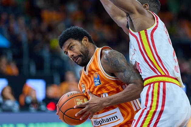 Zweikampf, Duell zwischen Malik Osborne (ratiopharm ulm, 10) und Eddy Edigin (Fitness First Wuerzburg Baskets, 27) GER, ratiopharm ulm vs. Fitness First Wuerzburg Baskets, Basketball, 13. Spieltag, EasyCredit Bundesliga, Spielzeit 2025 2026, 29.12.2025 GER, ratiopharm ulm vs. Fitness First Wuerzburg Baskets, Basketball, 13. Spieltag, EasyCredit Bundesliga, Spielzeit 2025 2026, 29.12.2025 Neu-Ulm Copyright: xEibner-Pressefoto GeraldxOelze-dexStoppanyx EP_ODS