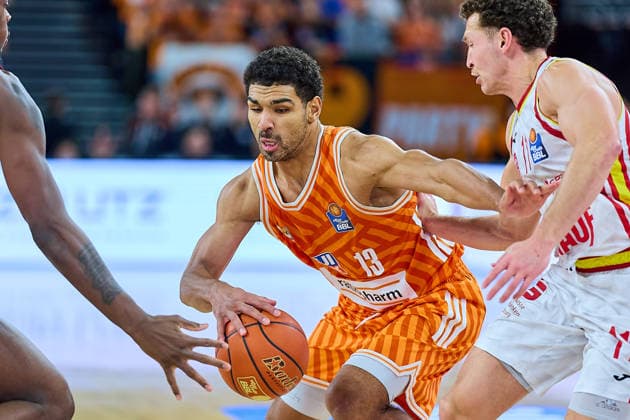 Zweikampf, Duell zwischen Mark Smith (ratiopharm ulm, 13) und Brae Ivey (Fitness First Wuerzburg Baskets, 11) GER, ratiopharm ulm vs. Fitness First Wuerzburg Baskets, Basketball, 13. Spieltag, EasyCredit Bundesliga, Spielzeit 2025 2026, 29.12.2025 GER, ratiopharm ulm vs. Fitness First Wuerzburg Baskets, Basketball, 13. Spieltag, EasyCredit Bundesliga, Spielzeit 2025 2026, 29.12.2025 Neu-Ulm Copyright: xEibner-Pressefoto GeraldxOelze-dexStoppanyx EP_ODS