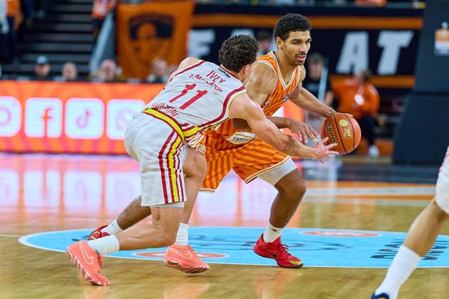 Zweikampf, Duell zwischen Mark Smith (ratiopharm ulm, 13) und Brae Ivey (Fitness First Wuerzburg Baskets, 11) GER, ratiopharm ulm vs. Fitness First Wuerzburg Baskets, Basketball, 13. Spieltag, EasyCredit Bundesliga, Spielzeit 2025 2026, 29.12.2025 GER, ratiopharm ulm vs. Fitness First Wuerzburg Baskets, Basketball, 13. Spieltag, EasyCredit Bundesliga, Spielzeit 2025 2026, 29.12.2025 Neu-Ulm Copyright: xEibner-Pressefoto GeraldxOelze-dexStoppanyx EP_ODS