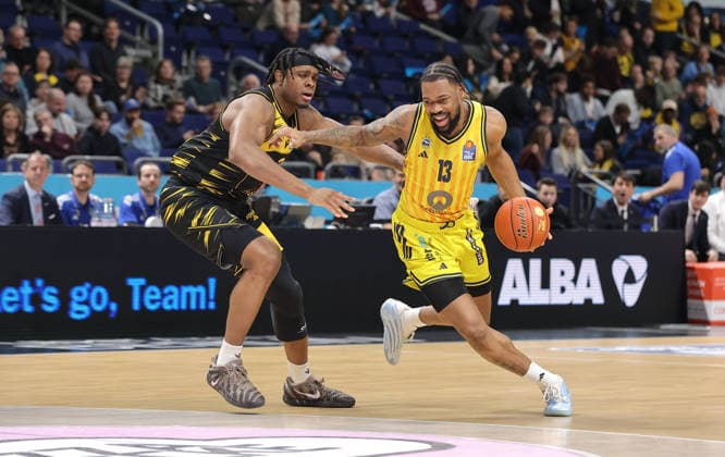 Keeshawn Kellman, J Wan Roberts am Ball Zweikampf Spielszene Aktion Basketball BBL Bundesliga Herren 1. Spieltag Saison 2025 2026 29.12.2025 ALBA Berlin vs MHP Riesen Ludwigsburg